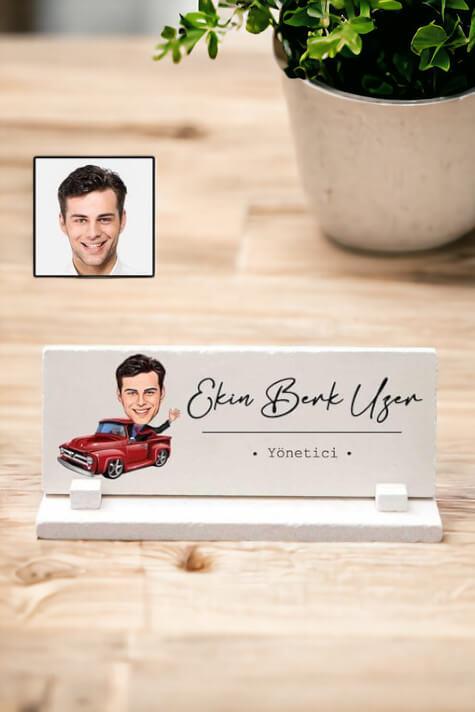 Erkeğe Yeni İş Hediyesi Karikatürlü Masa İsimliği