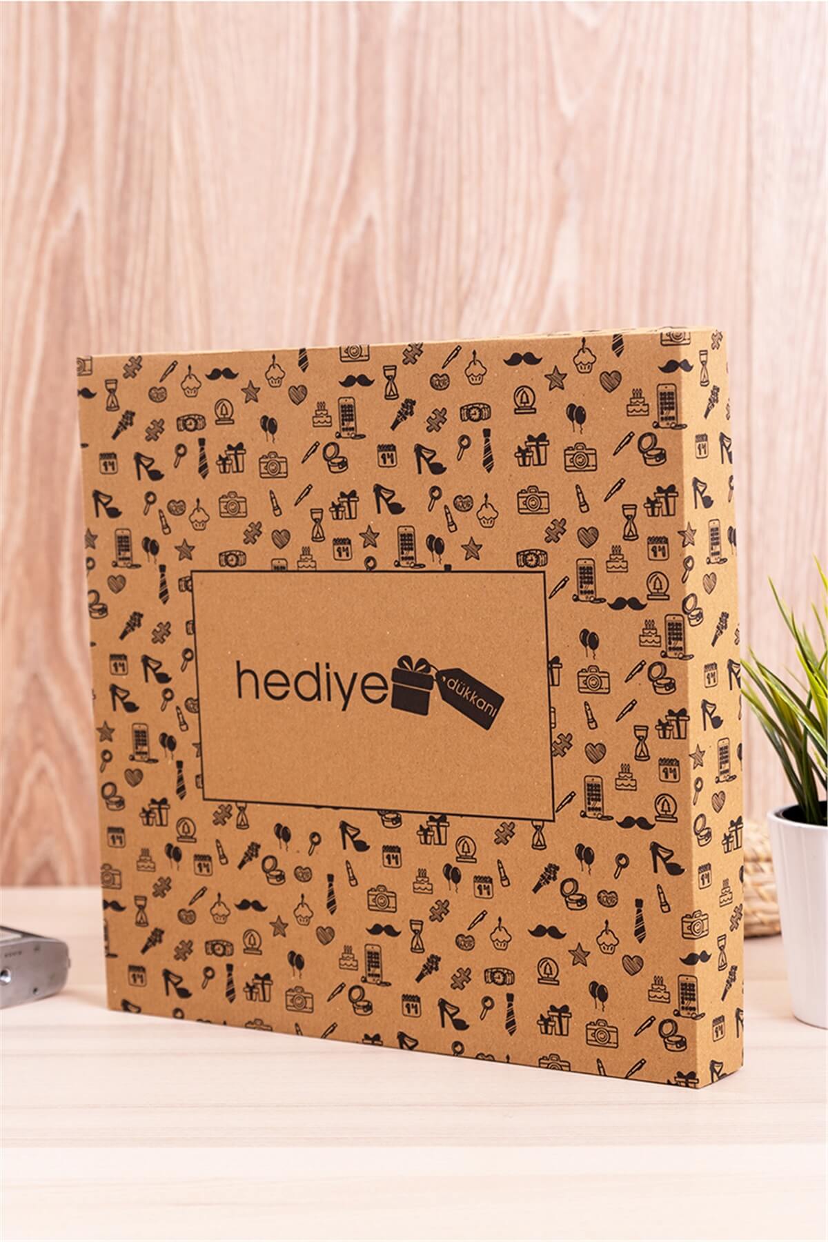 Erkek Arkadaşa Yılbaşı Hediyesi Karikatürlü Ahşap Duvar Saati