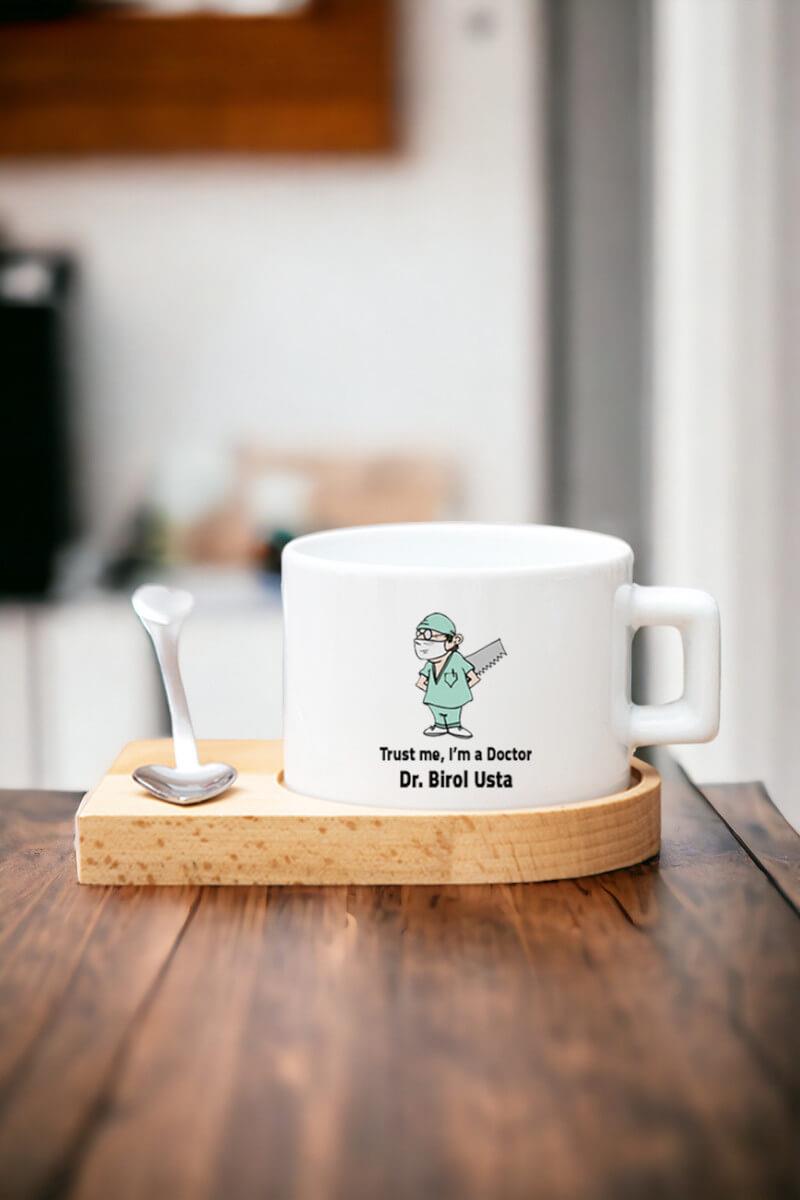 Erkek Cerraha Hediye Esprili Tasarım Kalp Kaşıklı Ahşap Altlıklı Fincan