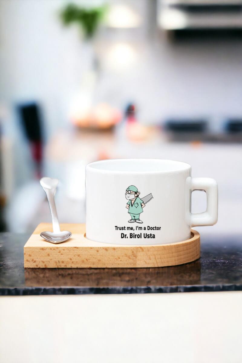 Erkek Cerraha Hediye Esprili Tasarım Kalp Kaşıklı Ahşap Altlıklı Fincan