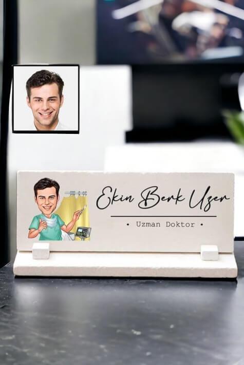 Erkek Doktora Muayenehane Hediyesi Karikatürlü Masaüstü İsimlik