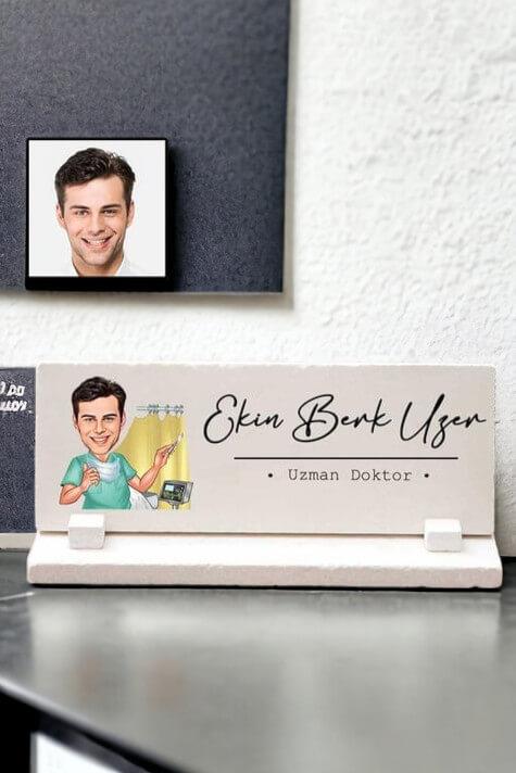 Erkek Doktora Muayenehane Hediyesi Karikatürlü Masaüstü İsimlik