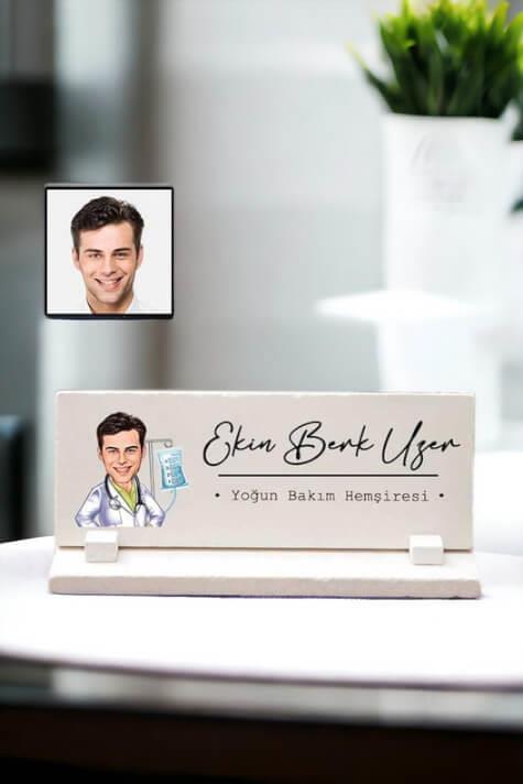 Erkek Hemşireye Yeni İş Hediyesi Karikatürlü Masaüstü İsimlik