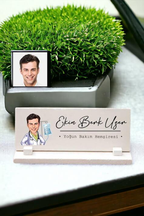 Erkek Hemşireye Yeni İş Hediyesi Karikatürlü Masaüstü İsimlik