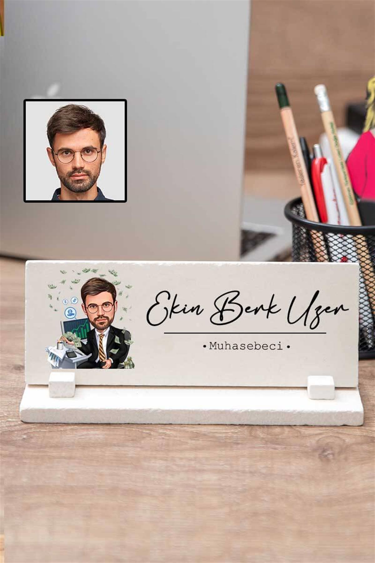 Erkek Muhasebeciye Ofis Hediyesi Karikatürlü Masa İsimliği