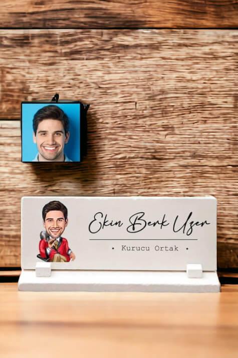 Erkek Patrona Ofis Hediyesi Karikatürlü Masa İsimliği