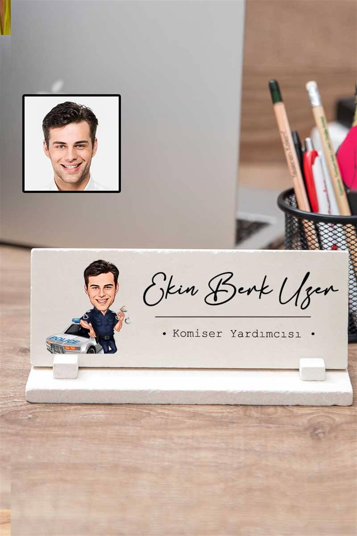 Erkek Polise Yeni İş Hediyesi Karikatürlü Masa İsimliği