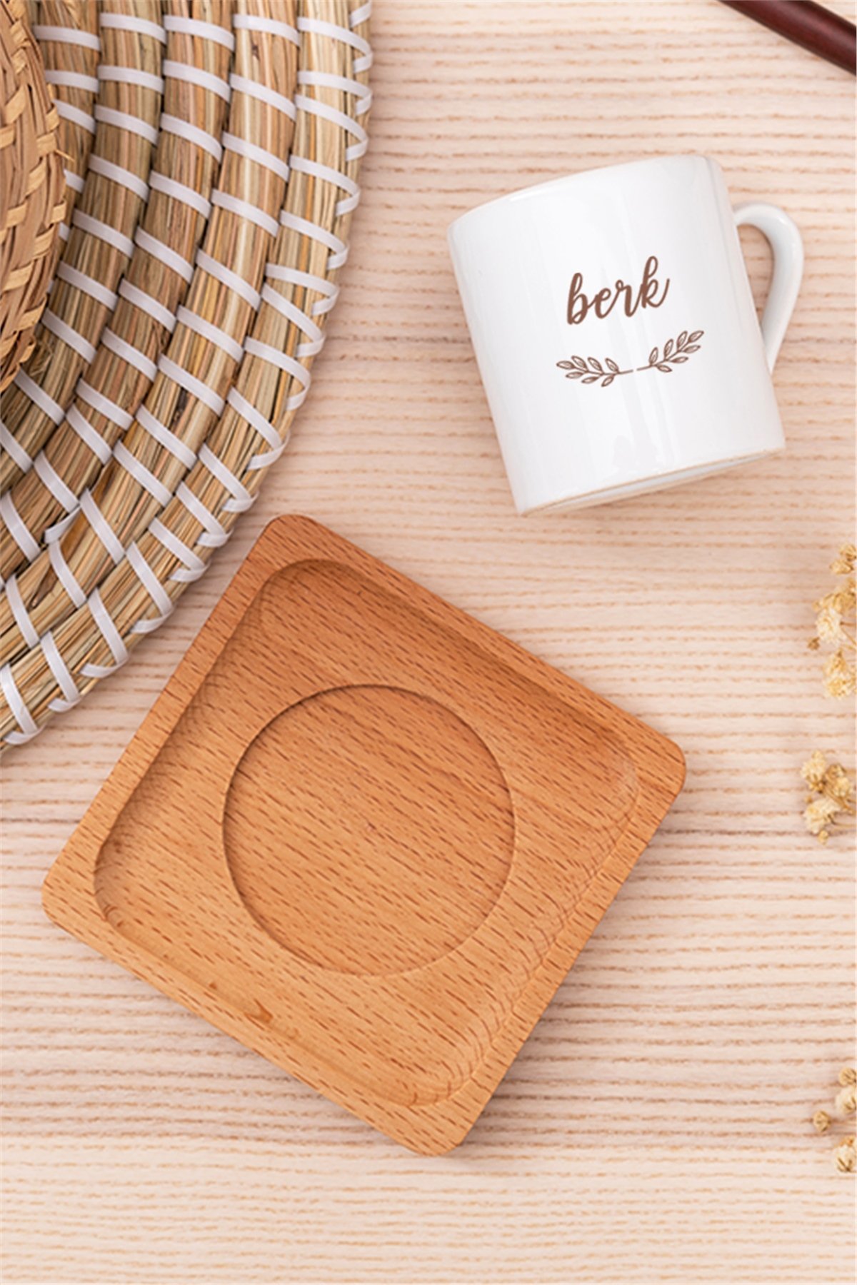 Erkeklere Özel İsim Yazılı Ahşap Altlıklı Türk Kahvesi Fincanı
