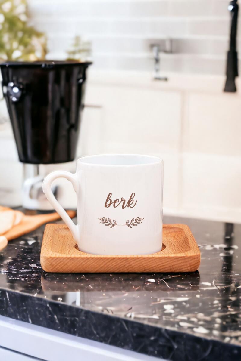 Erkeklere Özel İsim Yazılı Ahşap Altlıklı Türk Kahvesi Fincanı