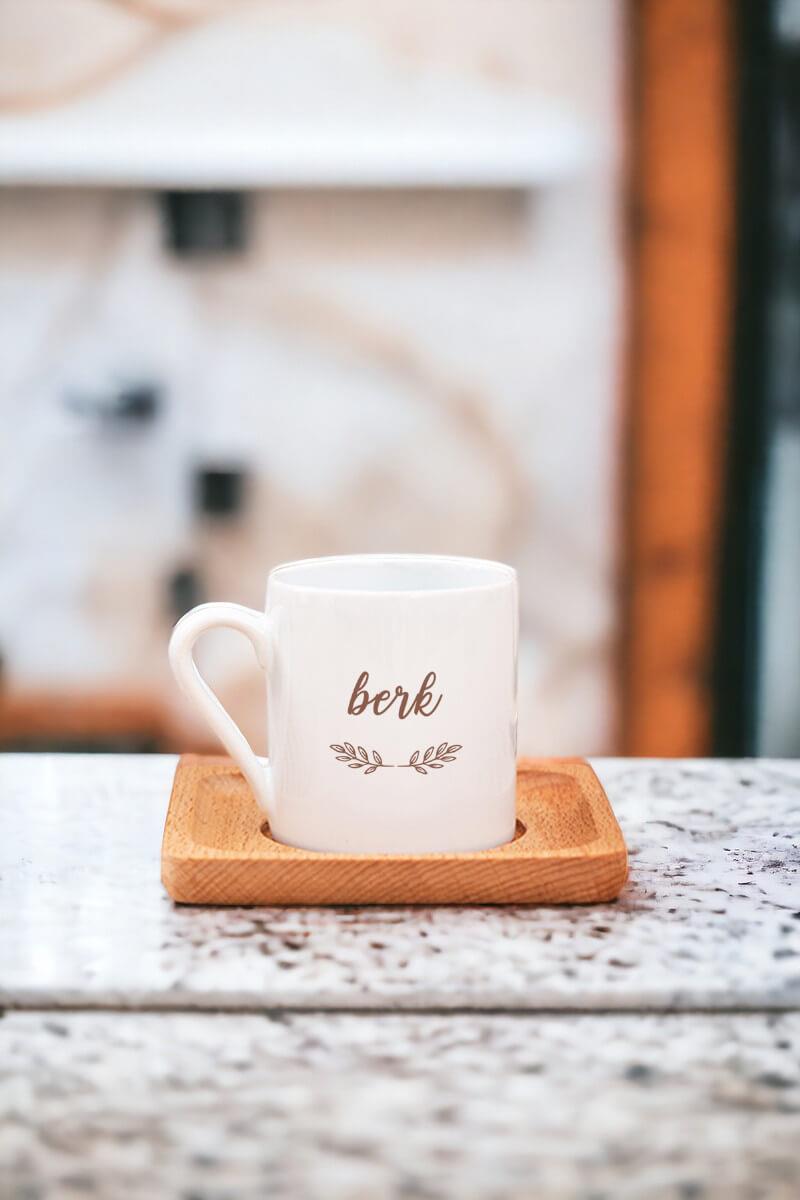 Erkeklere Özel İsim Yazılı Ahşap Altlıklı Türk Kahvesi Fincanı