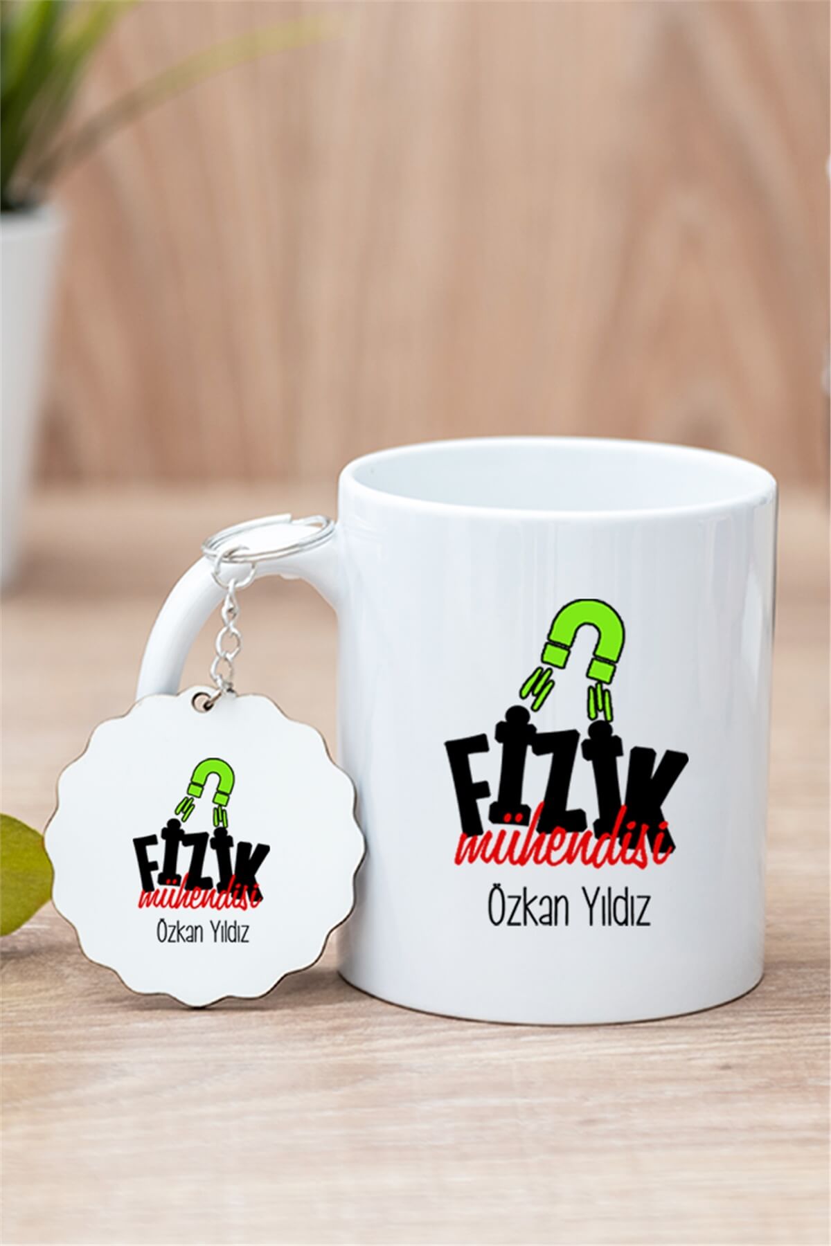 Fizik Mühendisi Beyaz Kupa Bardak ve Ahşap Anahtarlık