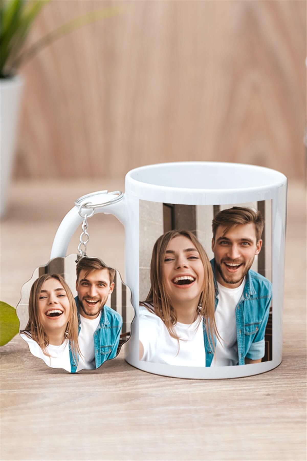 Fotoğraflı Beyaz Kupa Bardak ve Ahşap Anahtarlık