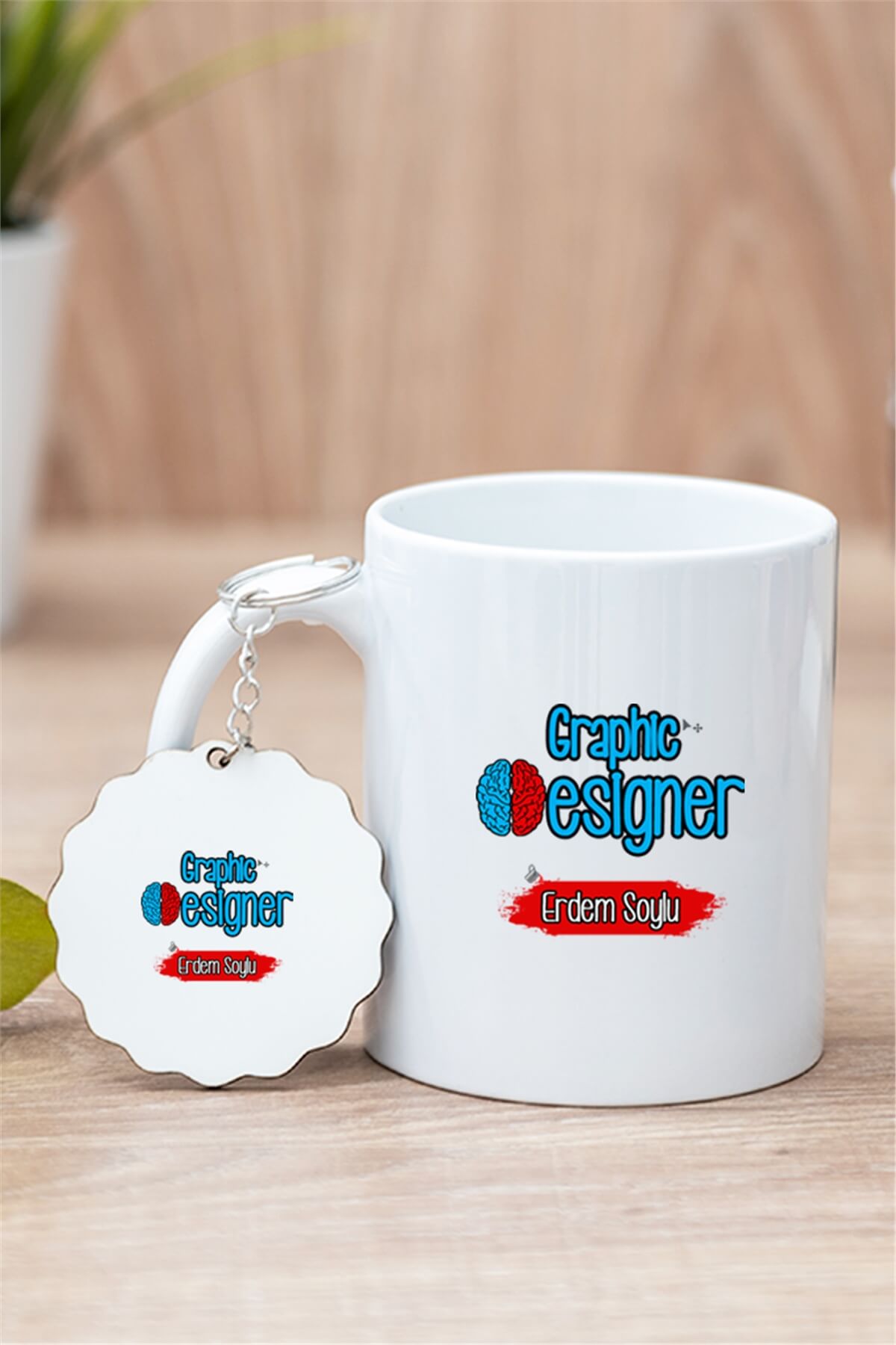Grafiker Beyaz Kupa Bardak ve Ahşap Anahtarlık