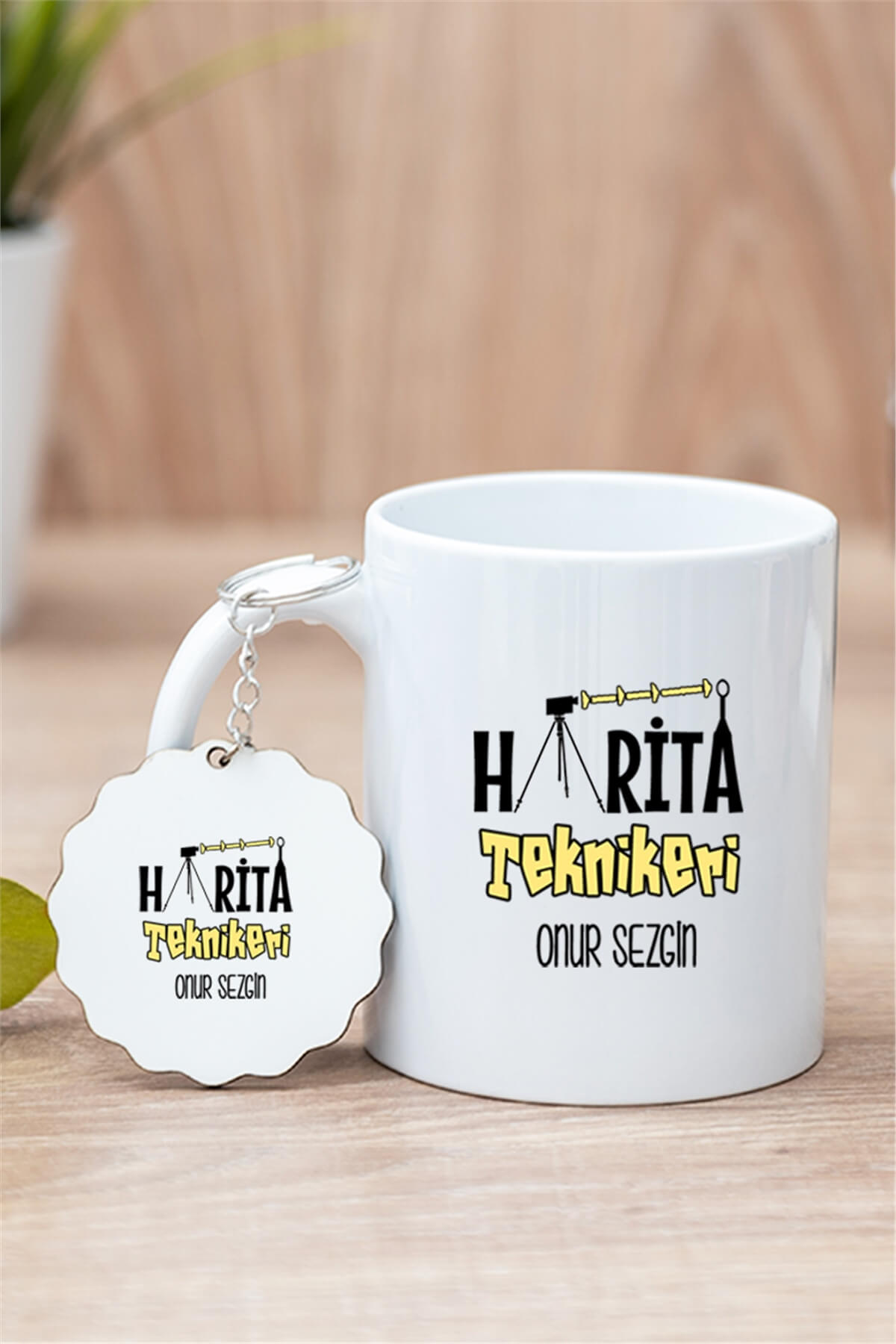 Harita Teknikeri Beyaz Kupa Bardak ve Ahşap Anahtarlık