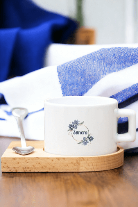 İsme Özel Çiçek Desenli Ahşap Altlıklı Fincan