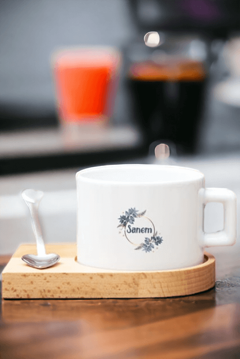 İsme Özel Çiçek Desenli Ahşap Altlıklı Fincan