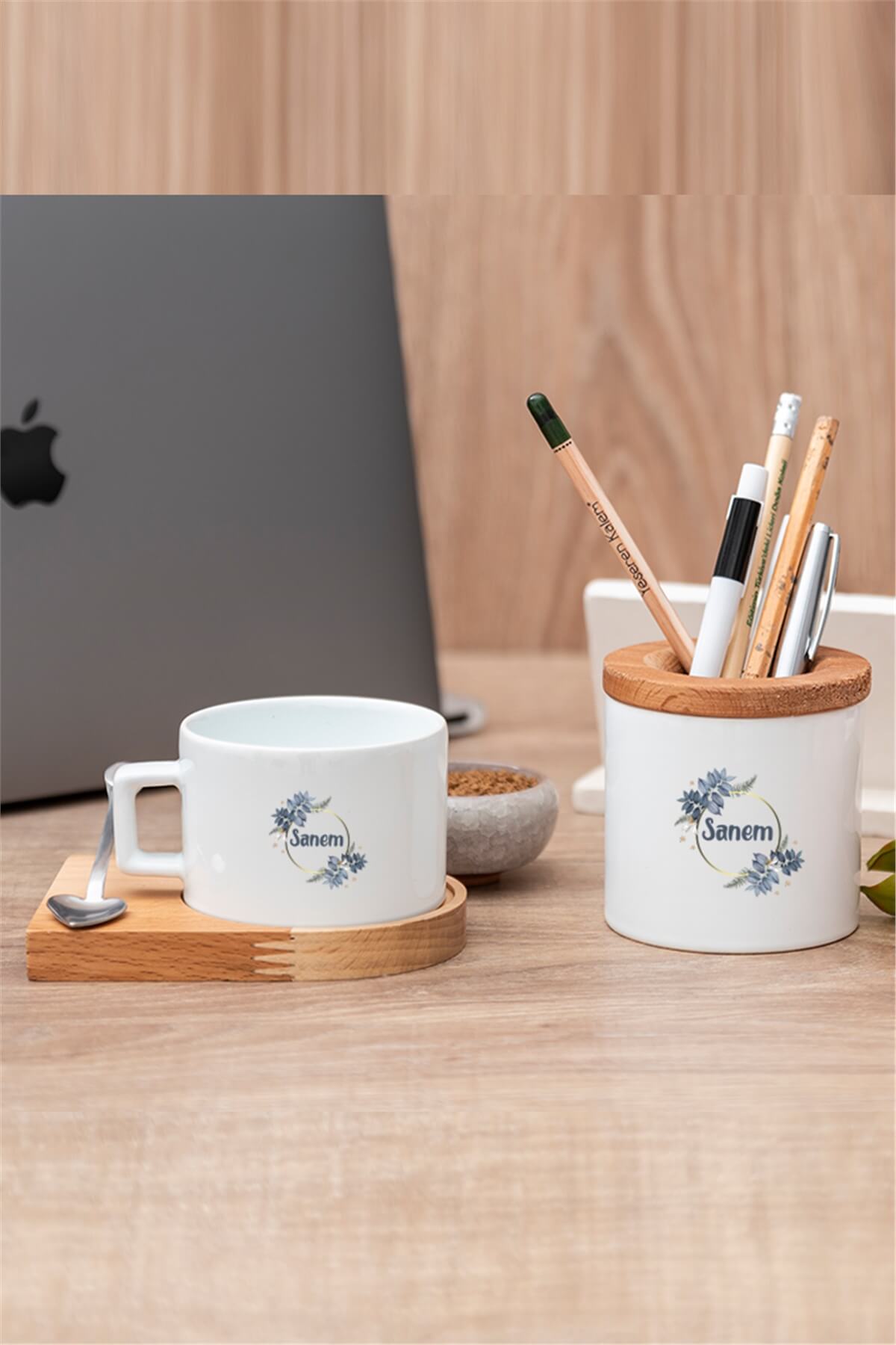 Kadına Hediye İsme Özel Çiçek Desenli Ahşap Altlıklı Fincan ve Kalemlik