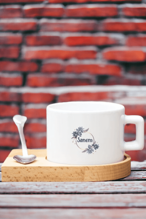 İsme Özel Çiçek Desenli Ahşap Altlıklı Fincan