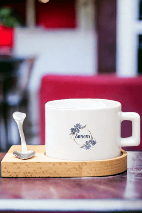 İsme Özel Çiçek Desenli Ahşap Altlıklı Fincan