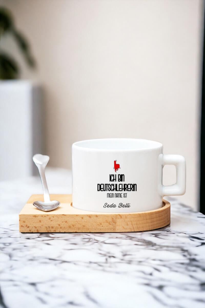 Kadın Almanca Öğretmenine Hediye Kalp Kaşıklı Ahşap Altlıklı Fincan