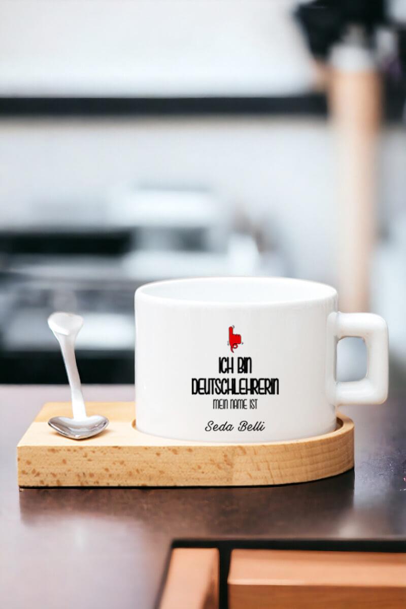 Kadın Almanca Öğretmenine Hediye Kalp Kaşıklı Ahşap Altlıklı Fincan