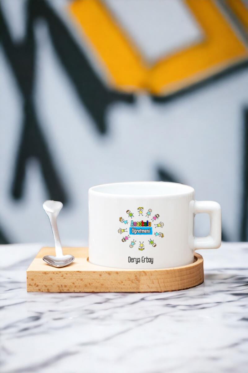 Kadın Anaokulu Öğretmenine Hediye Kalp Kaşıklı Ahşap Altlıklı Fincan