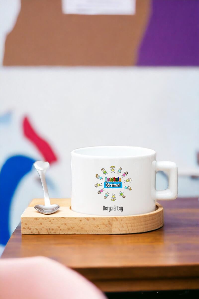 Kadın Anaokulu Öğretmenine Hediye Kalp Kaşıklı Ahşap Altlıklı Fincan