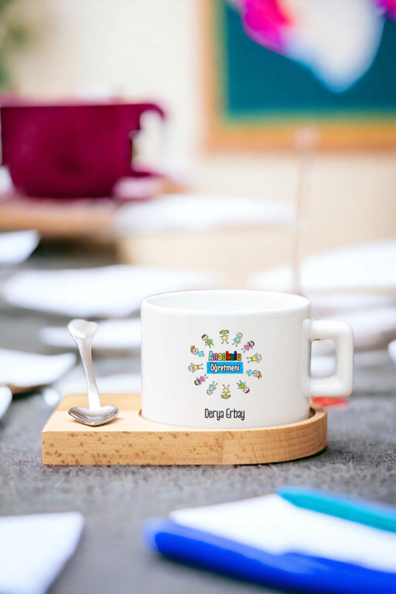 Kadın Anaokulu Öğretmenine Hediye Kalp Kaşıklı Ahşap Altlıklı Fincan