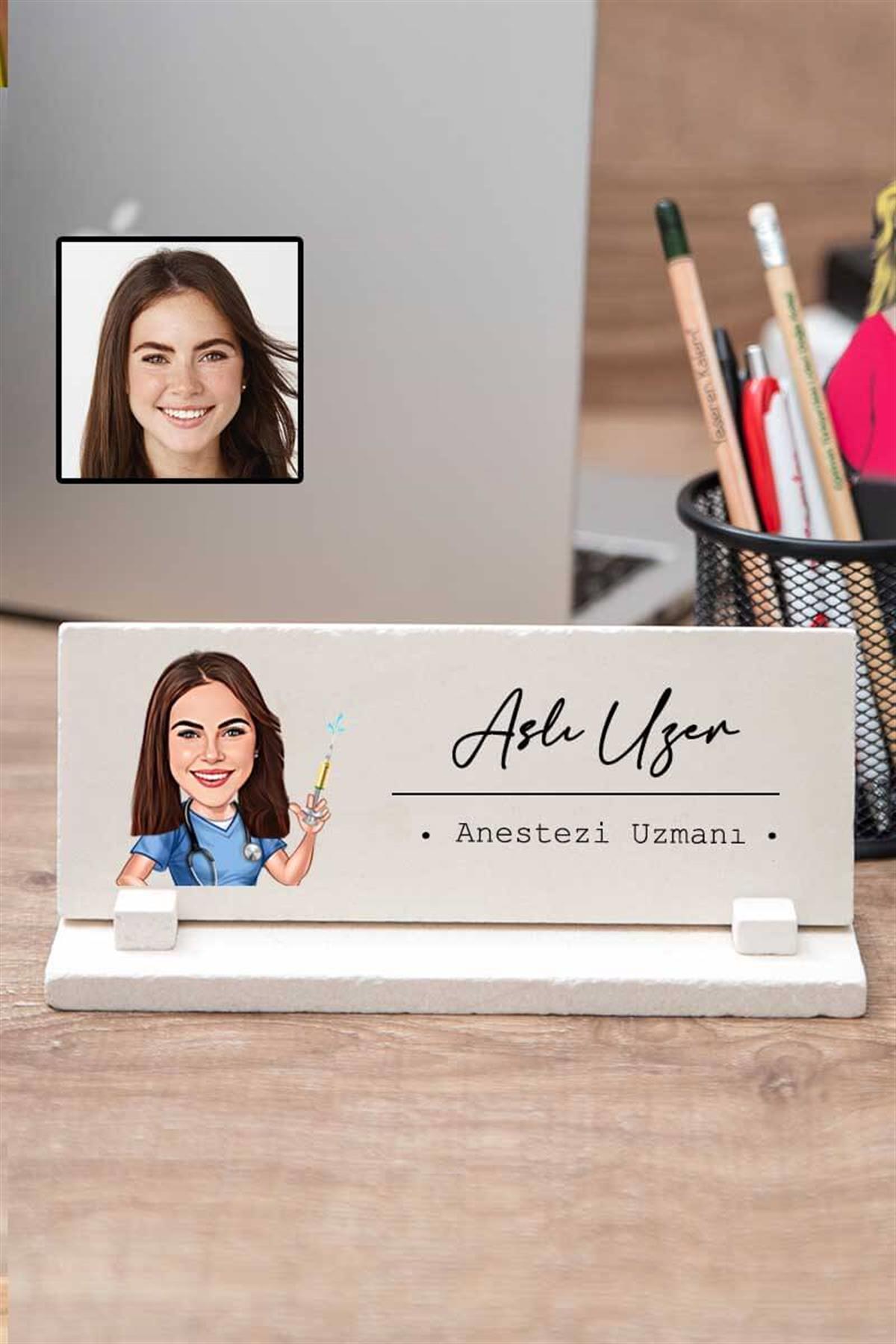 Kadın Anestezi Uzmanına Hediye Karikatürlü Masaüstü İsimlik