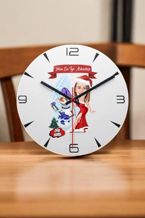 Kadın Arkadaşa Yılbaşı Hediyesi Karikatürlü Ahşap Duvar Saati