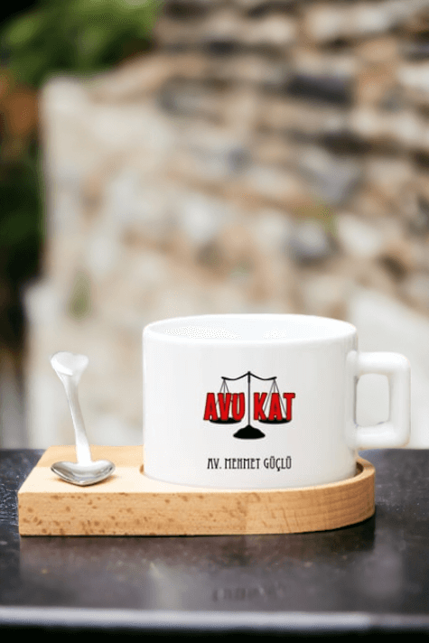 Kadın Avukata Hediye Kalp Kaşıklı Ahşap Altlıklı Fincan