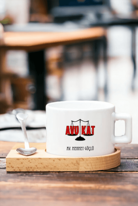 Kadın Avukata Hediye Kalp Kaşıklı Ahşap Altlıklı Fincan