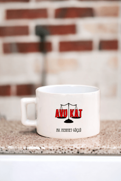 Kadın Avukata Hediye Kalp Kaşıklı Ahşap Altlıklı Fincan