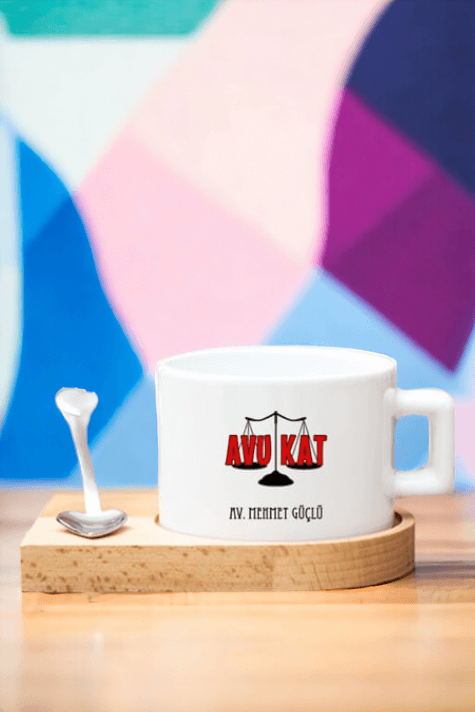 Kadın Avukata Hediye Kalp Kaşıklı Ahşap Altlıklı Fincan