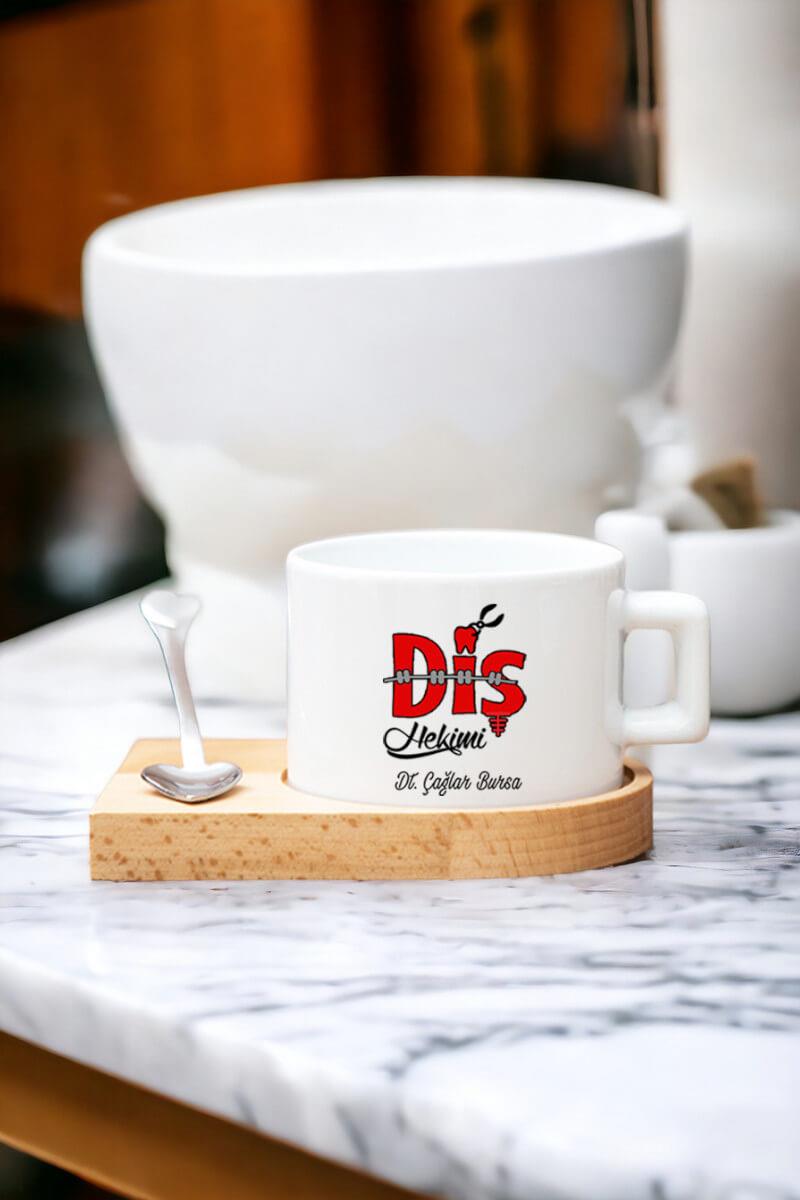 Kadın Diş Hekimine Hediye Hediye Kalp Kaşıklı Ahşap Altlıklı Fincan