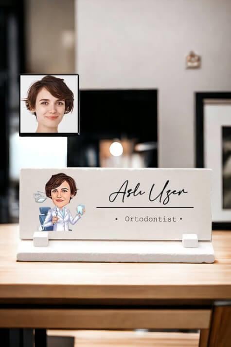 Kadın Diş Hekimine Muayenehane Hediyesi Karikatürlü Masaüstü İsimlik