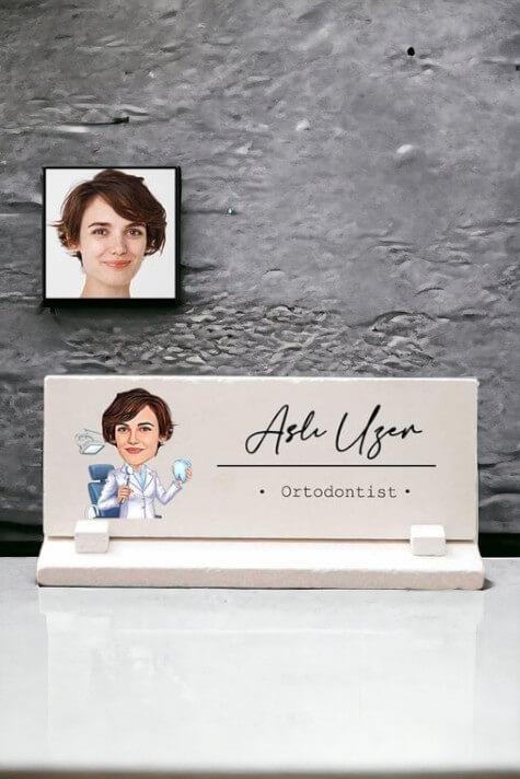 Kadın Diş Hekimine Muayenehane Hediyesi Karikatürlü Masaüstü İsimlik