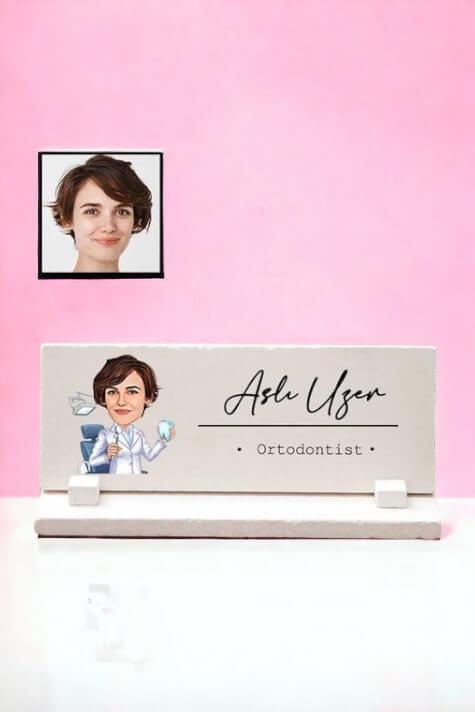 Kadın Diş Hekimine Muayenehane Hediyesi Karikatürlü Masaüstü İsimlik