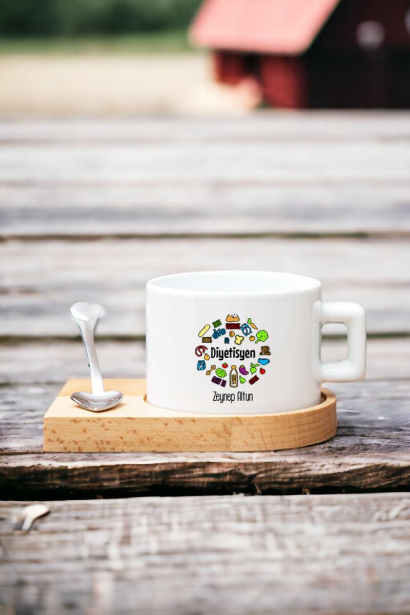 Kadın Diyetisyene Hediye Kalp Kaşıklı Ahşap Altlıklı Fincan