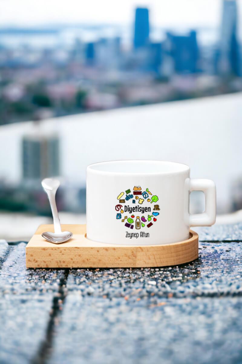 Kadın Diyetisyene Hediye Kalp Kaşıklı Ahşap Altlıklı Fincan