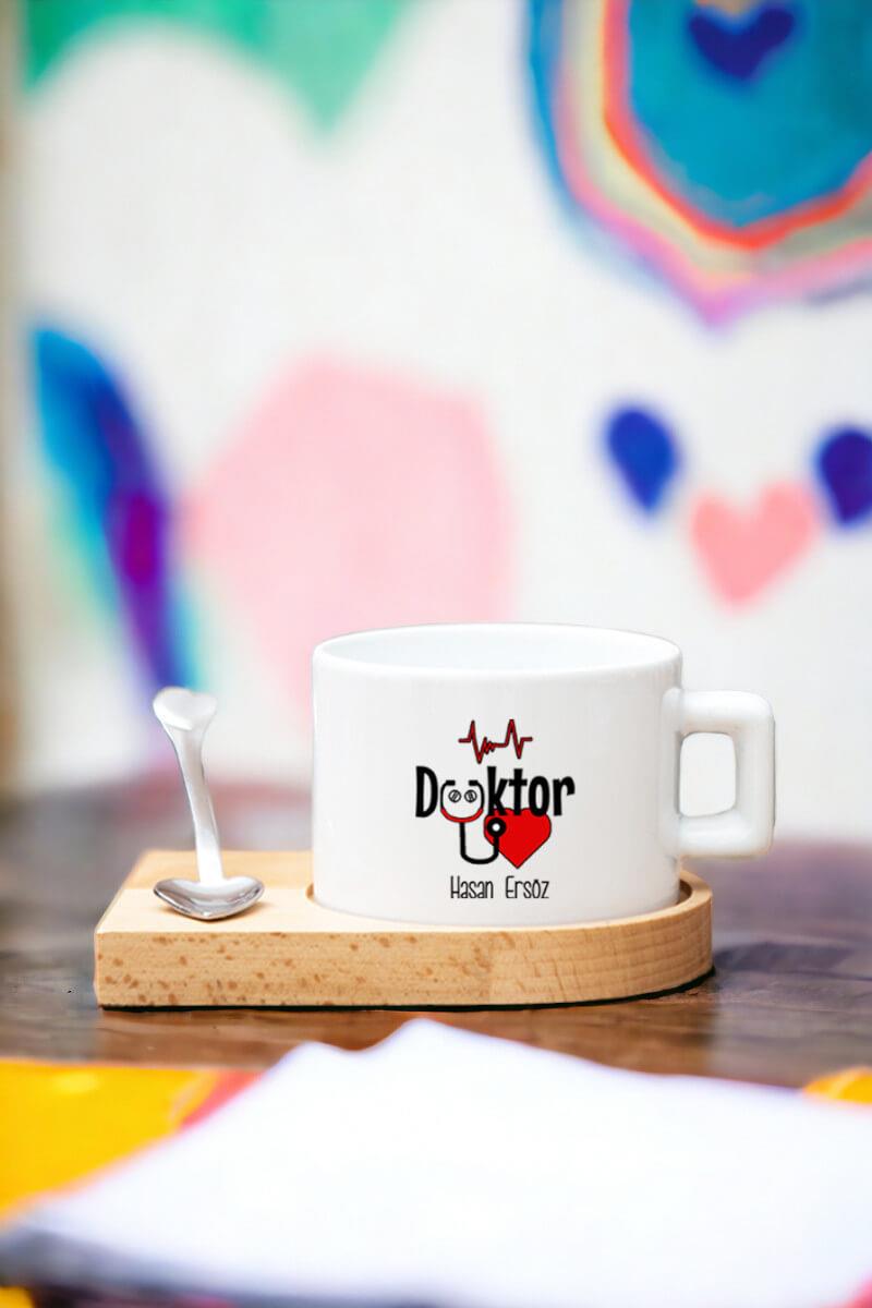 Kadın Doktora Hediye Kalp Kaşıklı Ahşap Altlıklı Fincan
