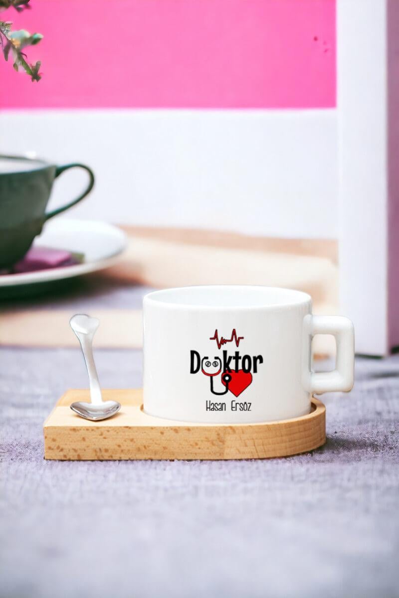 Kadın Doktora Hediye Kalp Kaşıklı Ahşap Altlıklı Fincan