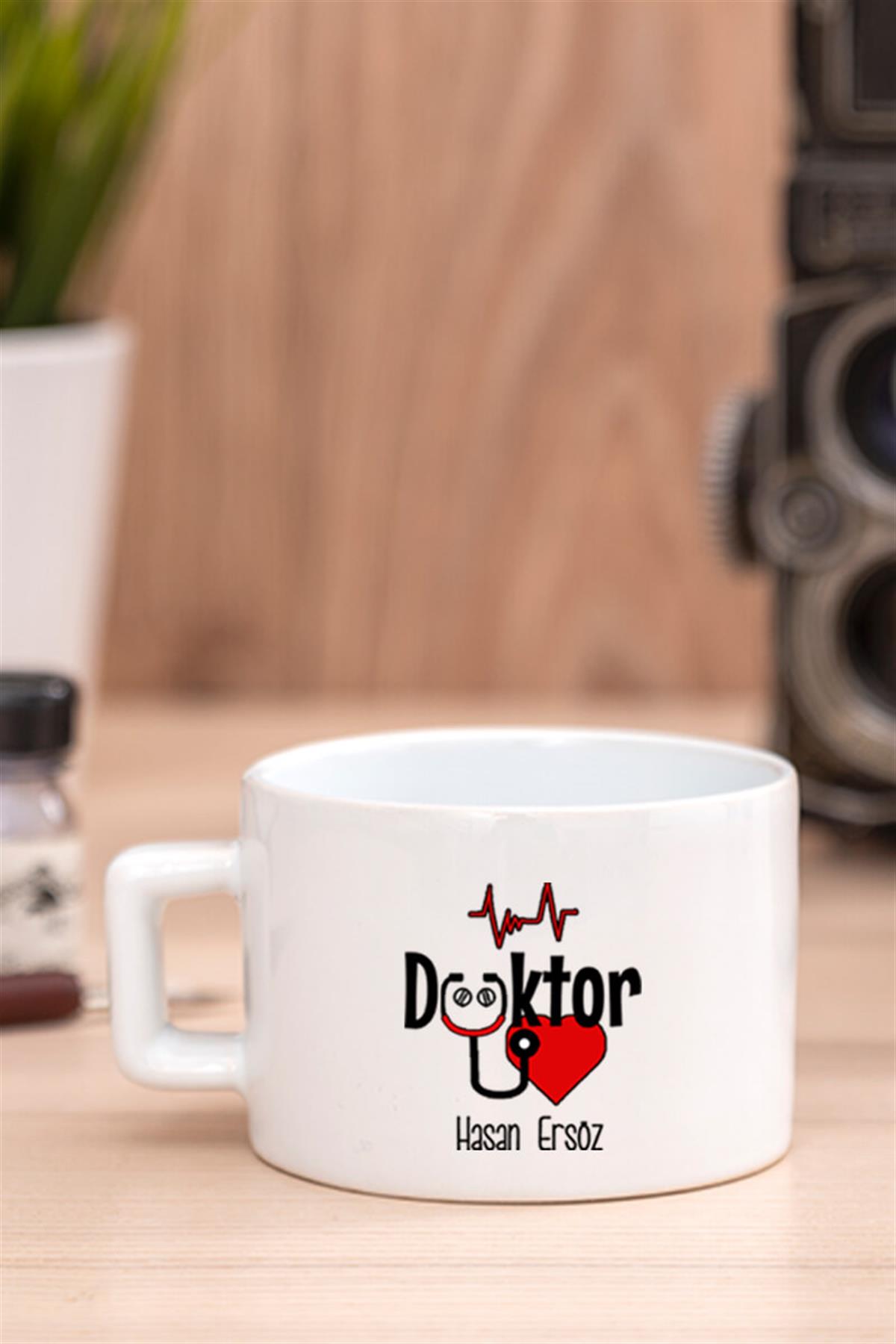 Kadın Doktora Hediye Kalp Kaşıklı Ahşap Altlıklı Fincan