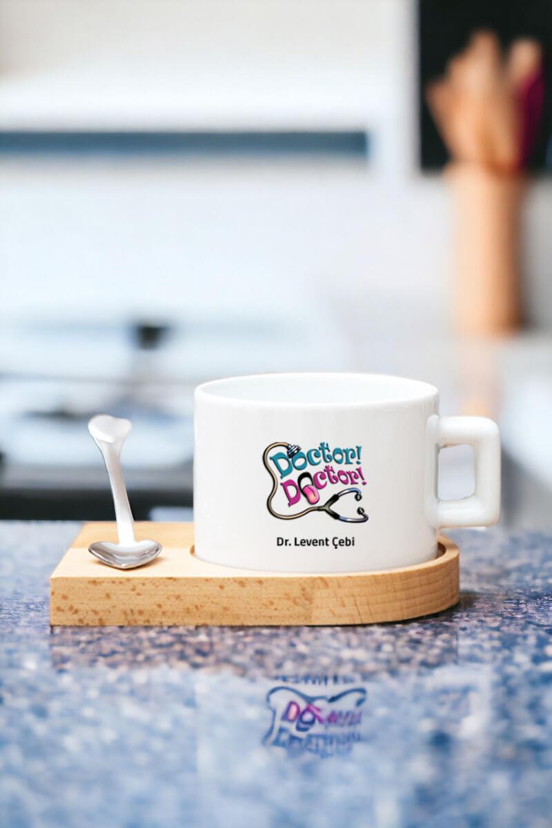 Kadın Doktora Hediye Steteskop Tasarım Kalp Kaşıklı Ahşap Altlıklı Fincan