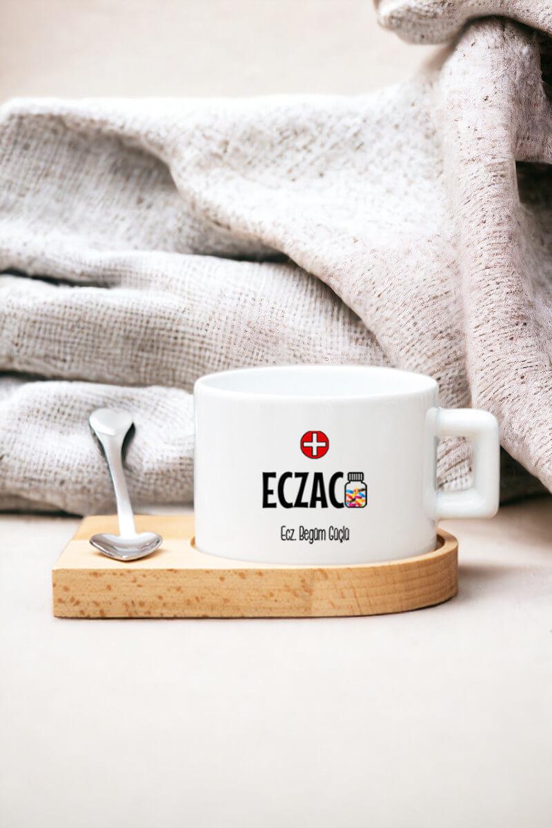 Kadın Eczacıya Hediye Kalp Kaşıklı Ahşap Altlıklı Fincan