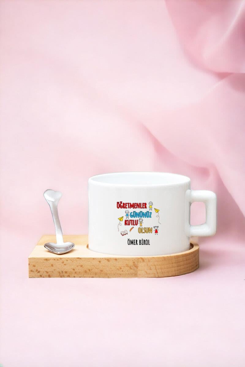 Kadın Öğretmene Öğretmenler Hediyesi Kalp Kaşıklı Ahşap Altlıklı Fincan