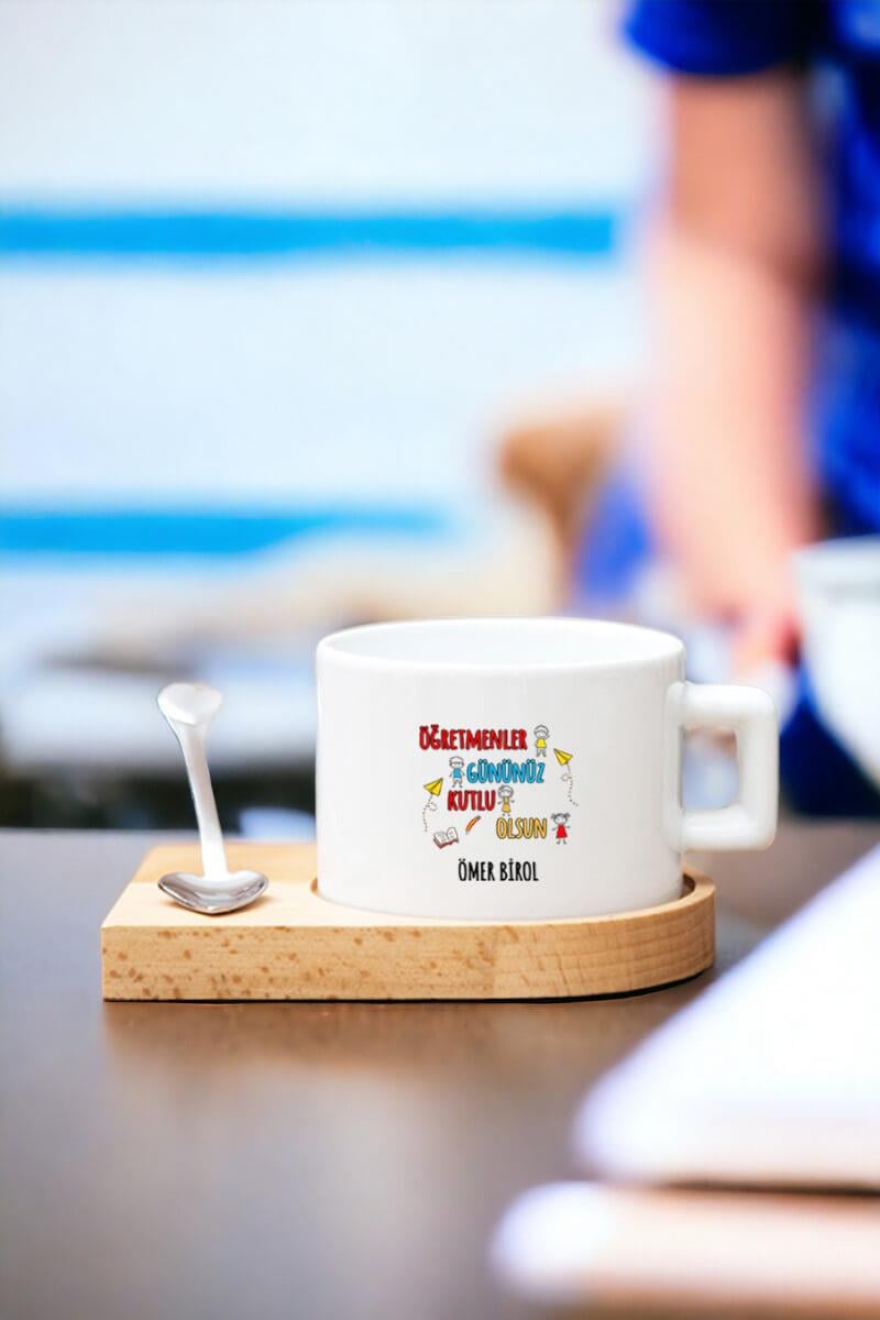 Kadın Öğretmene Öğretmenler Hediyesi Kalp Kaşıklı Ahşap Altlıklı Fincan