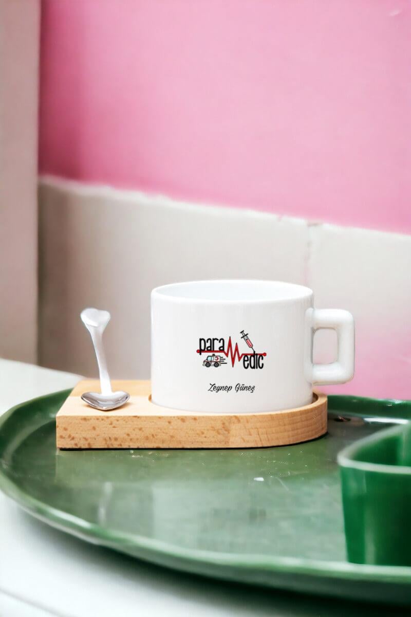 Kadın Paramediklere Hediye Kalp Kaşıklı Ahşap Altlıklı Fincan