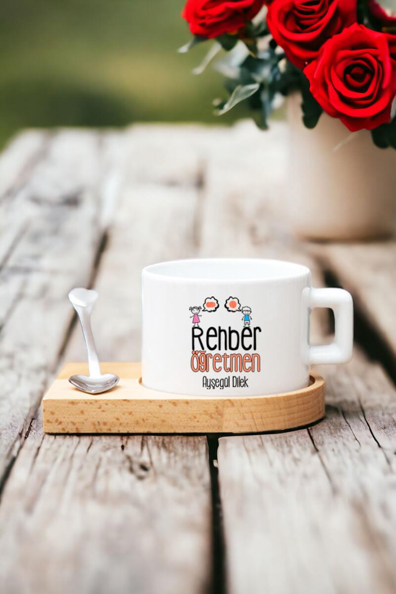 Kadın Rehber Öğretmene Hediye Kalp Kaşıklı Ahşap Altlıklı Fincan