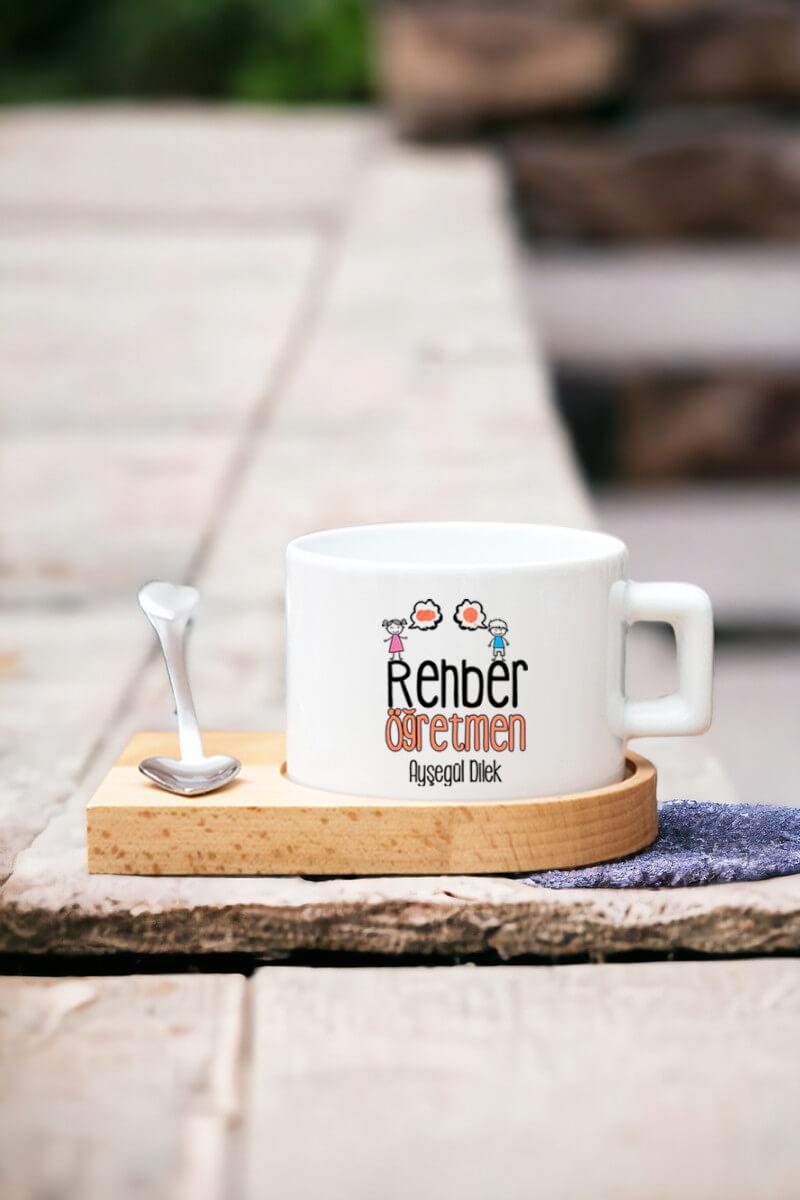 Kadın Rehber Öğretmene Hediye Kalp Kaşıklı Ahşap Altlıklı Fincan